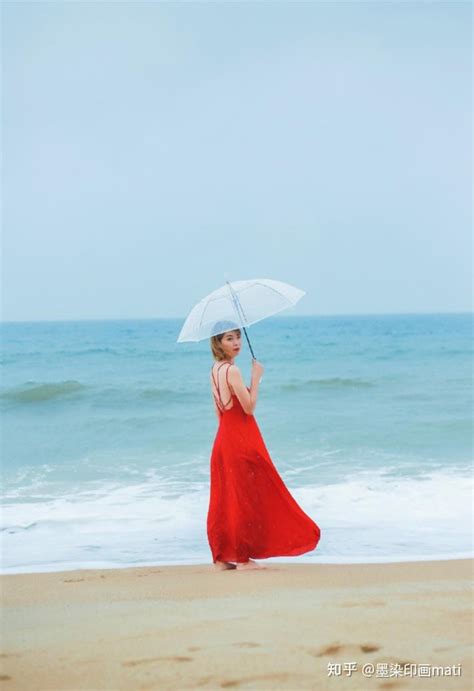 一女子在海边拍照不小心滑入海中