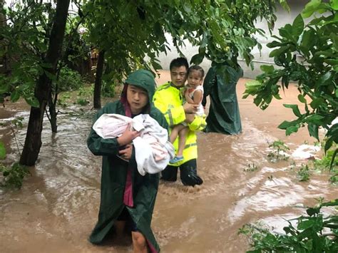 一家三口被洪水围困众人营救