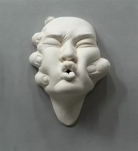 一张脸两个形象的雕塑