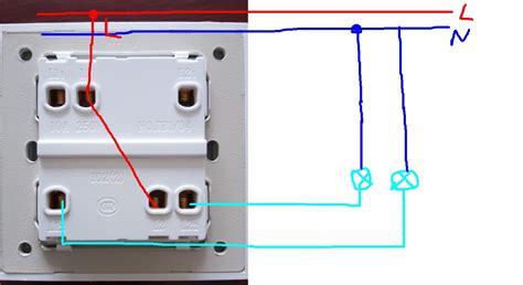 一灯二控开关接线图带有一个插座
