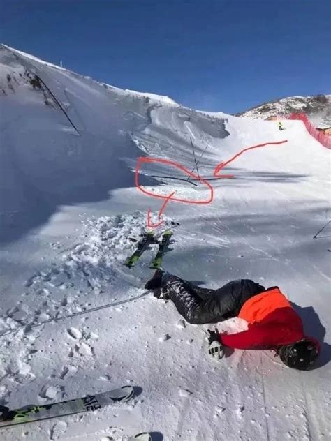 一男子滑雪摔倒结果站起来