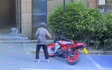 一老人推倒摩托车当事人