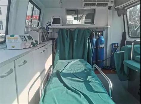 一辆救护车能坐多少人