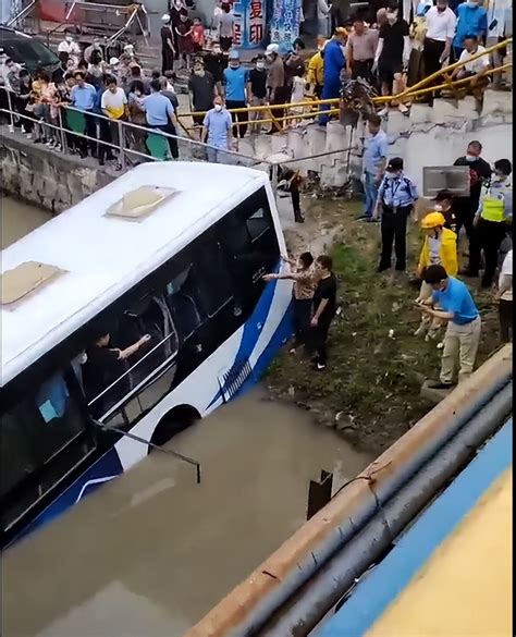 上海一公交车坠河让乘客下车