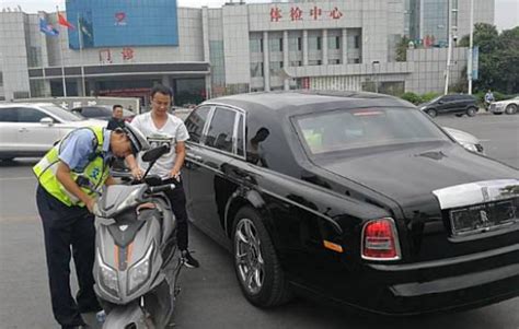 上海一男生骑车被劳斯莱斯撞到