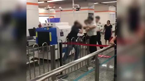 上海九号线乘客与安检打架