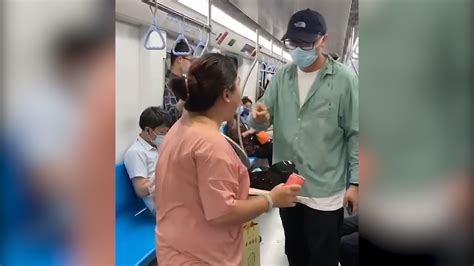 上海地铁内女子不戴口罩