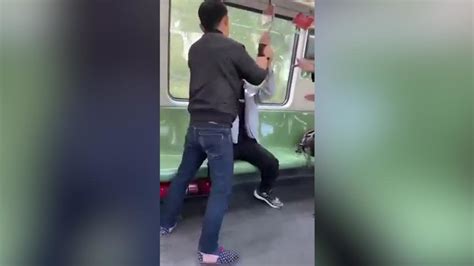 上海地铁谈一男子耍刀