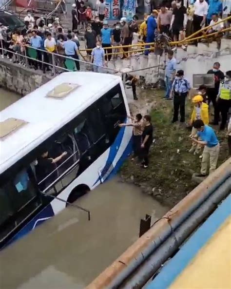上海坠河公交车司机获救