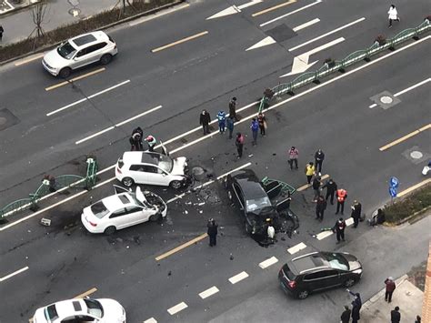 上海男子开车乱撞事件