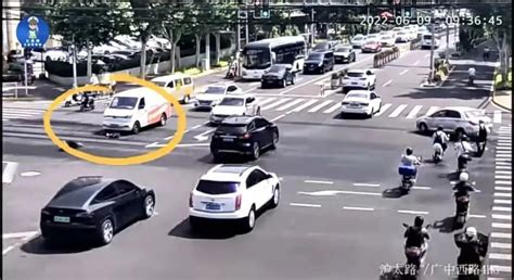 上海男子闯红灯撞车