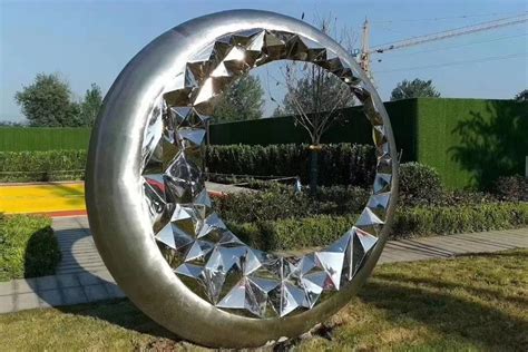 不锈钢圆形雕塑抽象