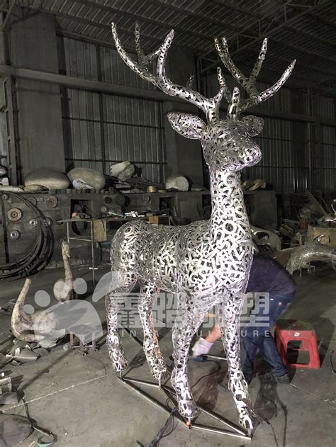 不锈钢镂空鹿雕塑工厂