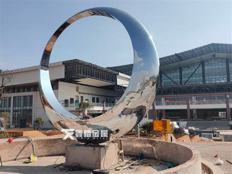 不锈钢镜面镂空圆环雕塑