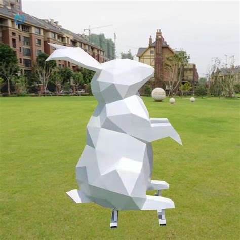 不锈钢雕塑兔子图片