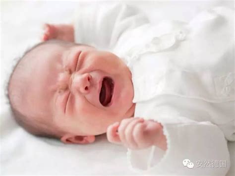 两三个月宝宝睡觉不踏实易醒哭闹