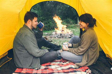 两对夫妇在野外帐篷交换动漫