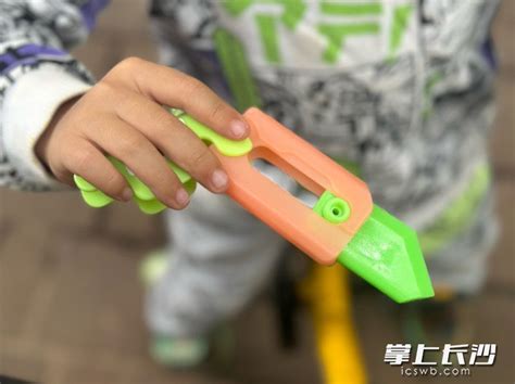 两岁幼儿玩萝卜刀有危险吗