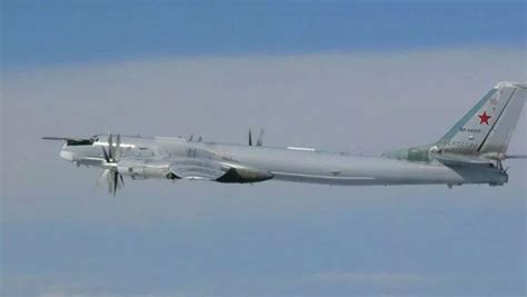 两架俄轰炸机在日本海上空飞行
