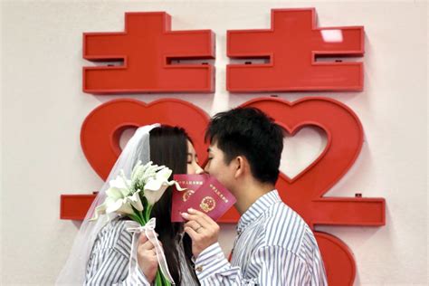 中国初婚人数去年跌破1100万