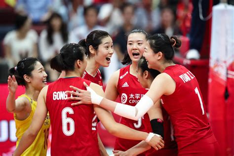 中国女排成员打球