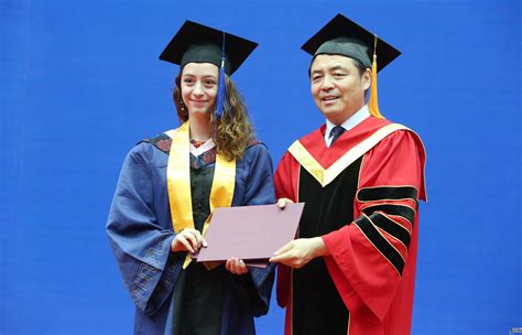 中国学生外国留学毕业