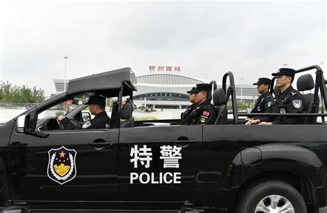 中国特警巡逻车出警
