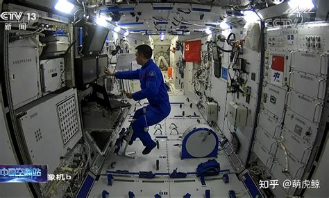中国航天员登上空间站的照片