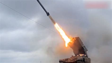 乌军海马斯火箭炮袭击俄军