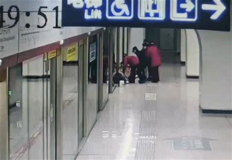 乘客晕倒武汉地铁