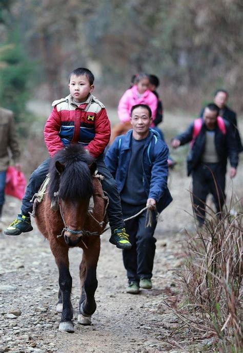 云南小男孩骑马狂奔上学