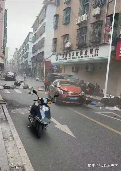 今日广东一轿车失控致2死2伤