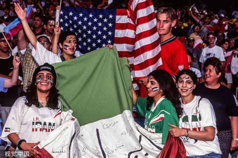 伊朗男子庆祝世界杯输美国