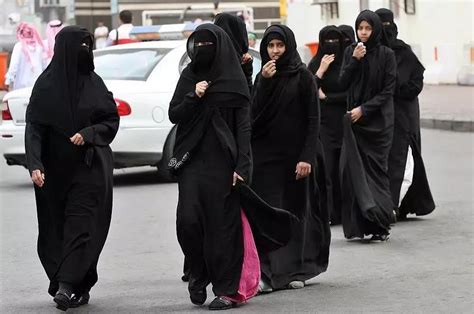 伊朗的女子为什么一定要带头巾