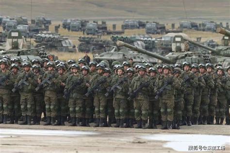 俄乌边境俄大量重武器集结