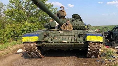 俄军一炮击穿两台乌军坦克