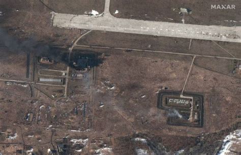 俄军基地遭袭卫星图像