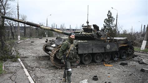 俄坦克击中7辆乌军坦克