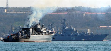 俄失火巡洋舰火势被控制