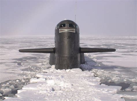 俄罗斯三艘战略核潜艇破冰而出