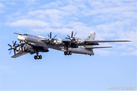 俄罗斯图95轰炸机挂实弹