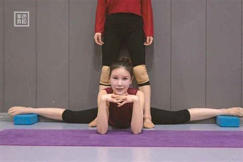 俄罗斯女孩体操软开度魔鬼训练