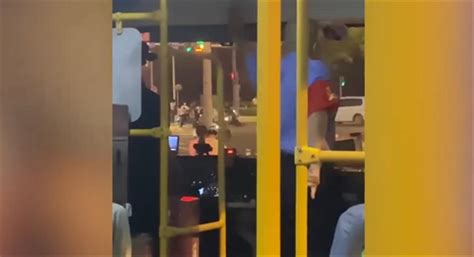 公交司机等红灯跳舞