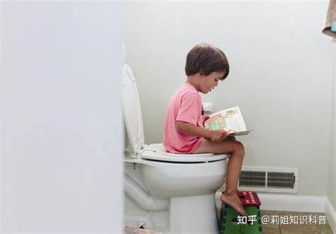 公共厕所看书