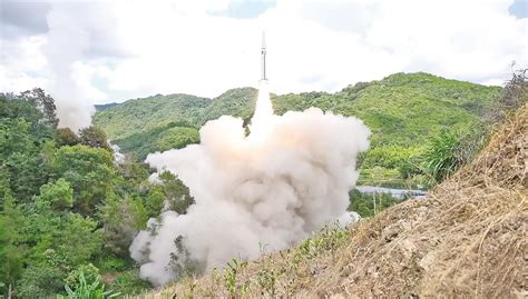军方常规导弹穿越台岛