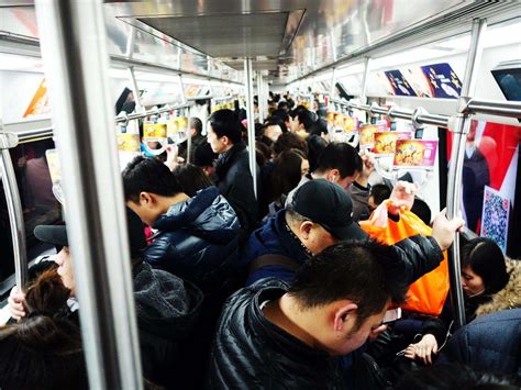 北京地铁乘客增多新闻