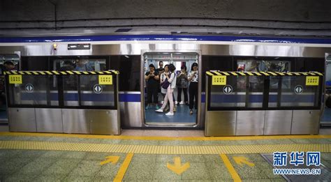 北京地铁站台接送乘客