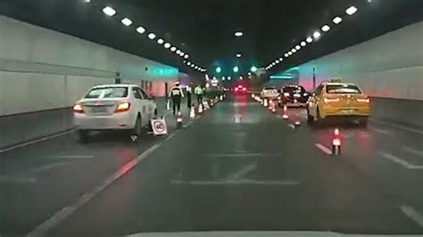 南京交警隧道被撞最新消息