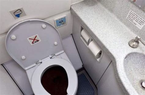 南航飞机上上厕所怎么操作