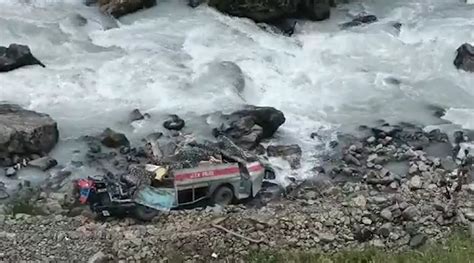 印度一公交坠入河谷